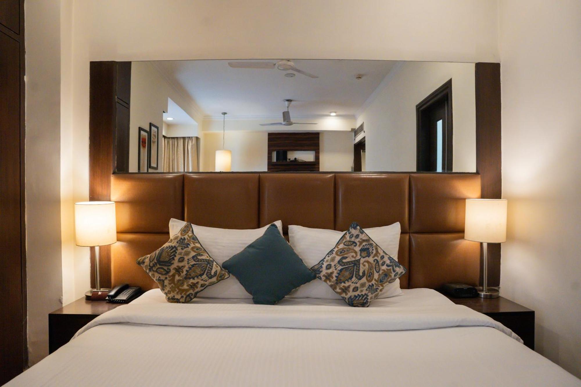Ahuja Residency Cyber City II Gurgaon Exterior photo